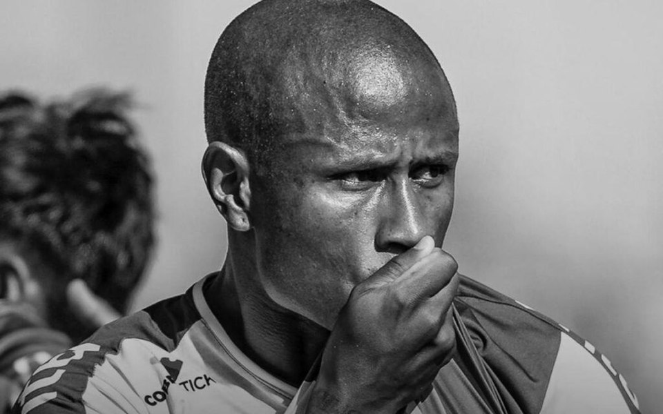 Fotbalist găsit mort în camera de hotel, la 32 de ani. Motivul pentru care s-ar fi sinucis