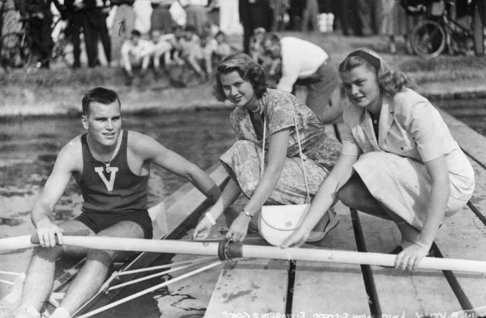 Grace împreună cu sora şi fratele ei la un concurs de canotaj, sportul familiei sale.