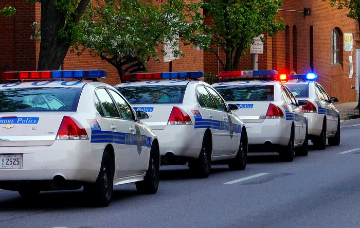 Mașini de poliție în trafic