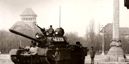 Tanc TR-85 în Piața Victoriei, în timpul Revoluției din Decembrie 1989 (© Muzeul Național de Istorie a României / Wikimedia Commons)