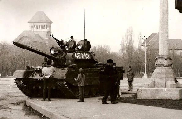 Tanc TR-85 în Piața Victoriei, în timpul Revoluției din Decembrie 1989 (© Muzeul Național de Istorie a României / Wikimedia Commons)