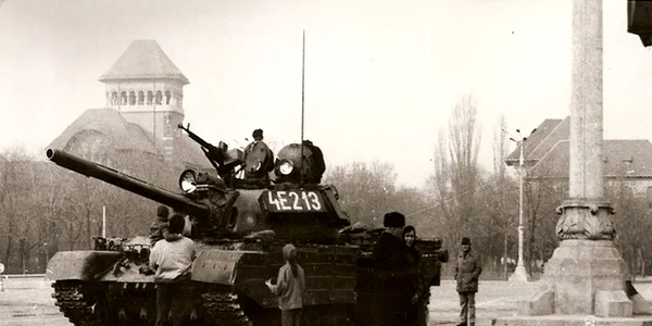 Tanc TR-85 în Piața Victoriei, în timpul Revoluției din Decembrie 1989 (© Muzeul Național de Istorie a României / Wikimedia Commons)