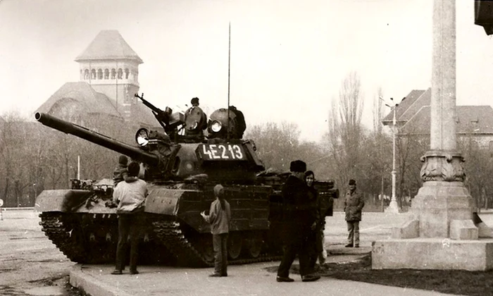 Tanc TR-85 în Piața Victoriei, în timpul Revoluției din Decembrie 1989 (© Muzeul Național de Istorie a României / Wikimedia Commons)