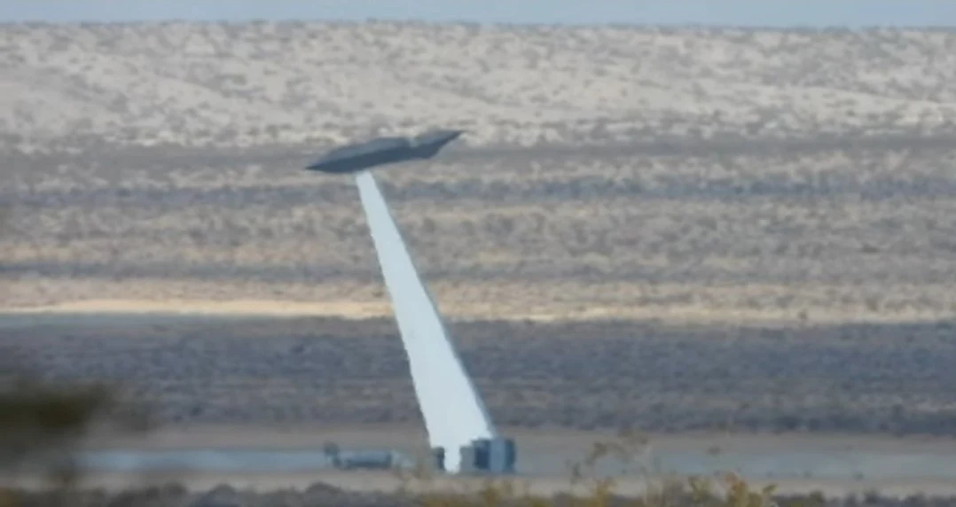 Teste secrete într-o bază americană ultrasecurizată cu o aeronavă misterioasă