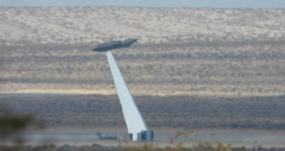 Teste secrete într-o bază americană ultrasecurizată cu o aeronavă misterioasă