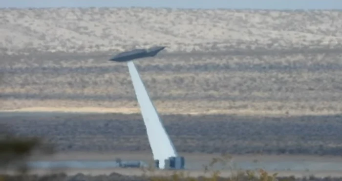 Teste secrete într-o bază americană ultrasecurizată cu o aeronavă misterioasă