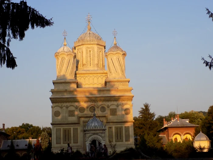 Mormântul Reginei Elisabeta şi a Regelui Carol l de la Mănăstirea Curtea de Argeş FOTO Mircea Merticariu