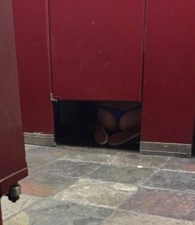 Au făcut sex în baia publică de pe litoral