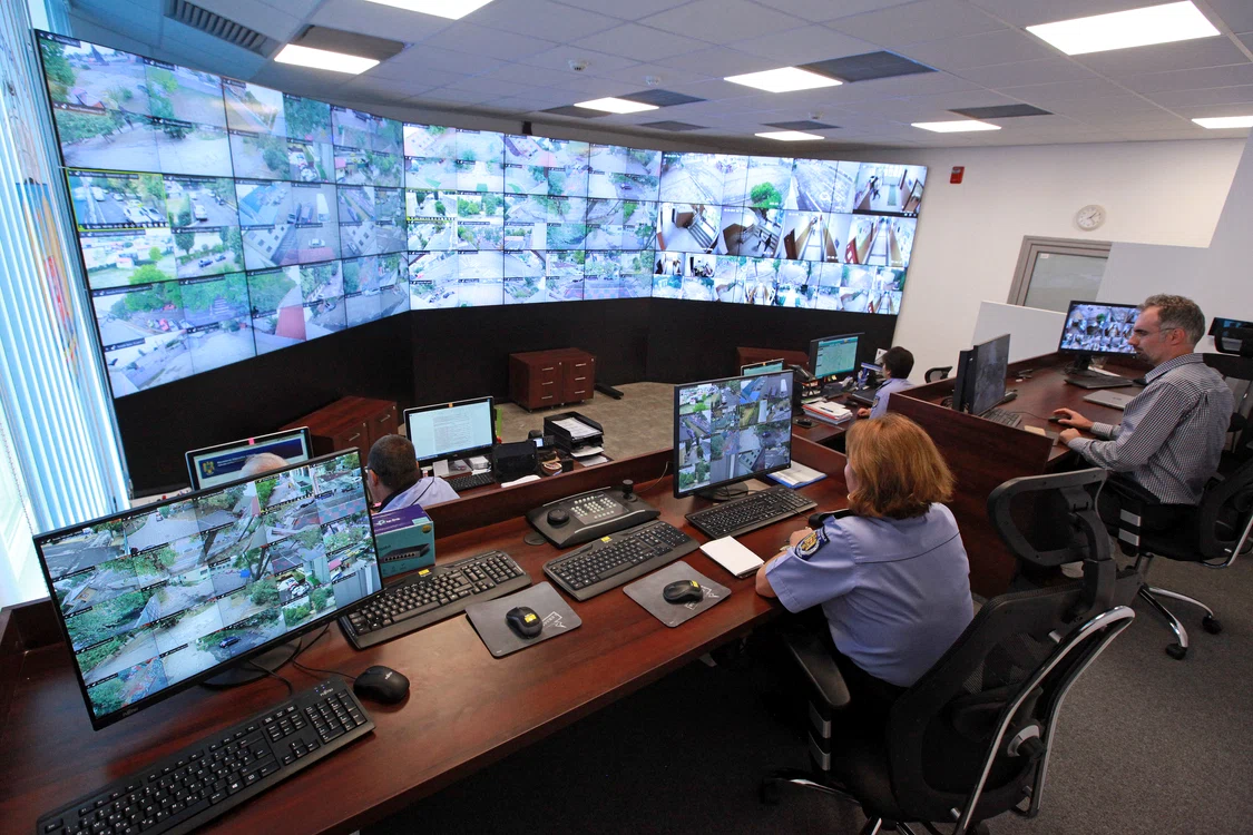 Polițiștii monitorizează din dispecerat ceasurile activate, dar și imaginile surprinse în școli, grădinițe și pe străzile sectorului 5