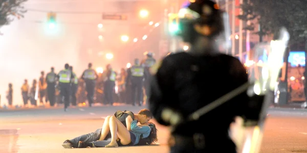Sarut in timpul protestelor din Vancouver FOTO Guliver Getty Images