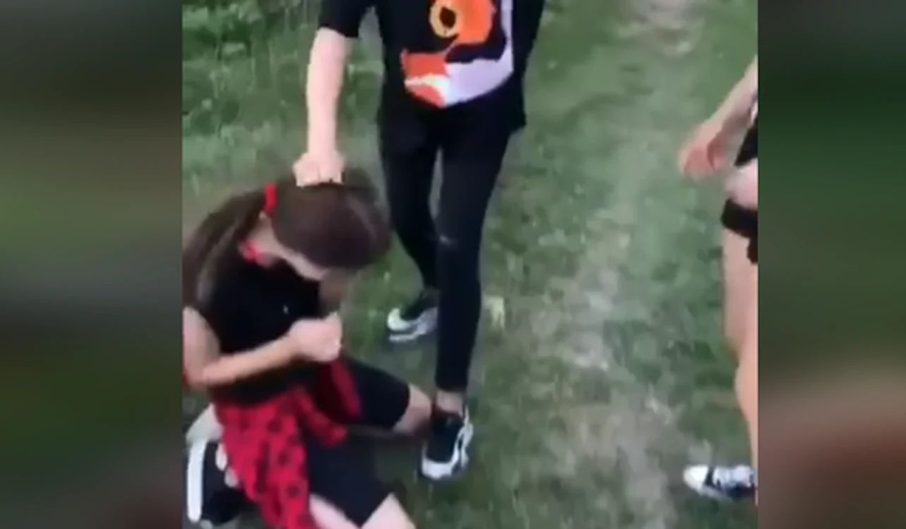 
    Tatăl fetei agresate neagă faptul că minora s-ar fi împăcat cu cele care au bătut-o Sursă foto: Captură video   