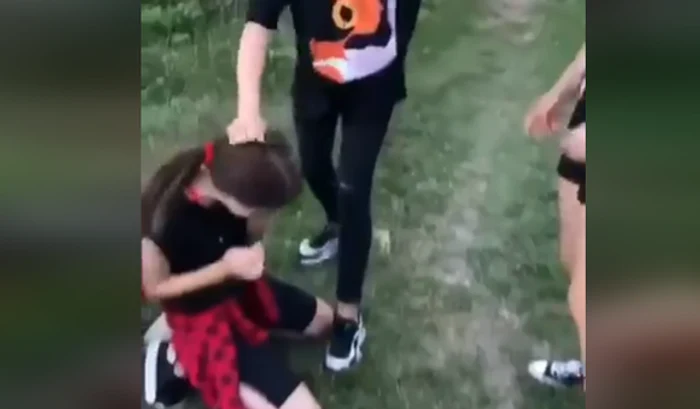 
    Tatăl fetei agresate neagă faptul că minora s-ar fi împăcat cu cele care au bătut-o Sursă foto: Captură video   