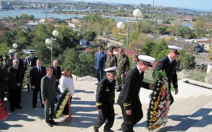 Depunere de coroane la Monument FOTO Arhivă Adevărul