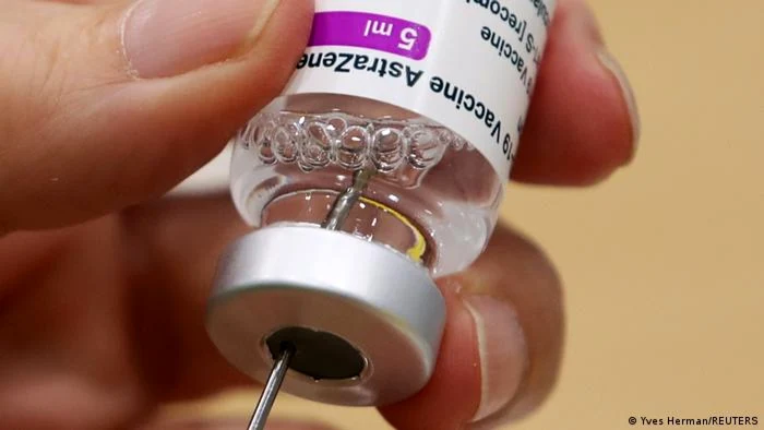 Pe lângă vaccinurile Pfizer/BioNTech, AstraZeneca şi Moderna, Serbia foloseşte de asemenea vaccinul rusesc Sputnik V şi pe cel chinezesc Sinopharm.