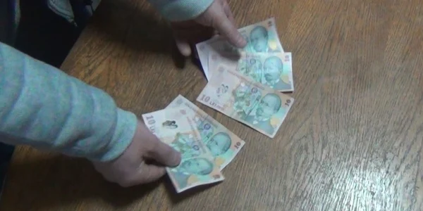 Banii oferiţi minorului