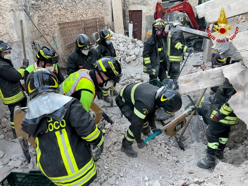 Pompierii au săpat ore întregi pentru a ajunge la victime FOTO: Rotalianul