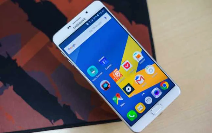 Samsung Galaxy A9 are un ecran de 6 inci. FOTO Răzvan Băltăreţu/Adevărul