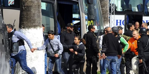 22 persoane au murit miercuri într-un atac terorist la Muzeul Naţional Bardo aflat în apropierea Parlamentului din Tunis Potrivit presei locale trei bărbaţi înarmaţi au intrat în Muzeul Bardo şi au tras focuri de armă FOTO AP
