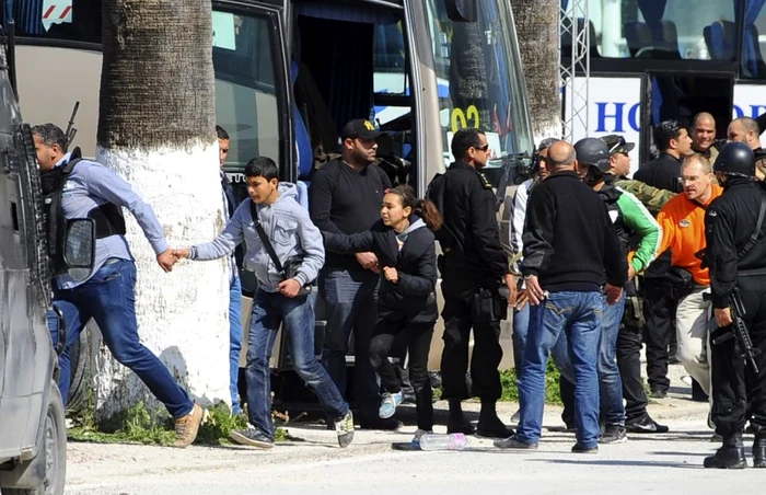 Victimele atentatului au fost în mare parte străini. Printre cei ucişi se numără trei italieni, trei japonezi, doi francezi, doi polonezi, un belgian, un rus şi un englez. De asemenea, au fost ucişi şi trei tunisieni