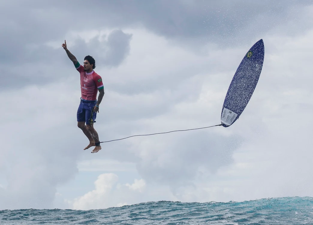 Fotografia de la JO devenită virală, cu surferul Gabriel Medina. FOTO Profimedia 