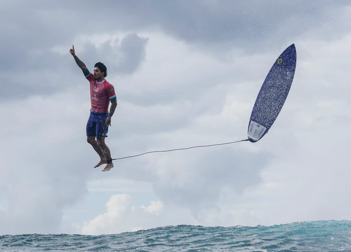 Fotografia de la JO devenită virală, cu surferul Gabriel Medina. FOTO Profimedia 