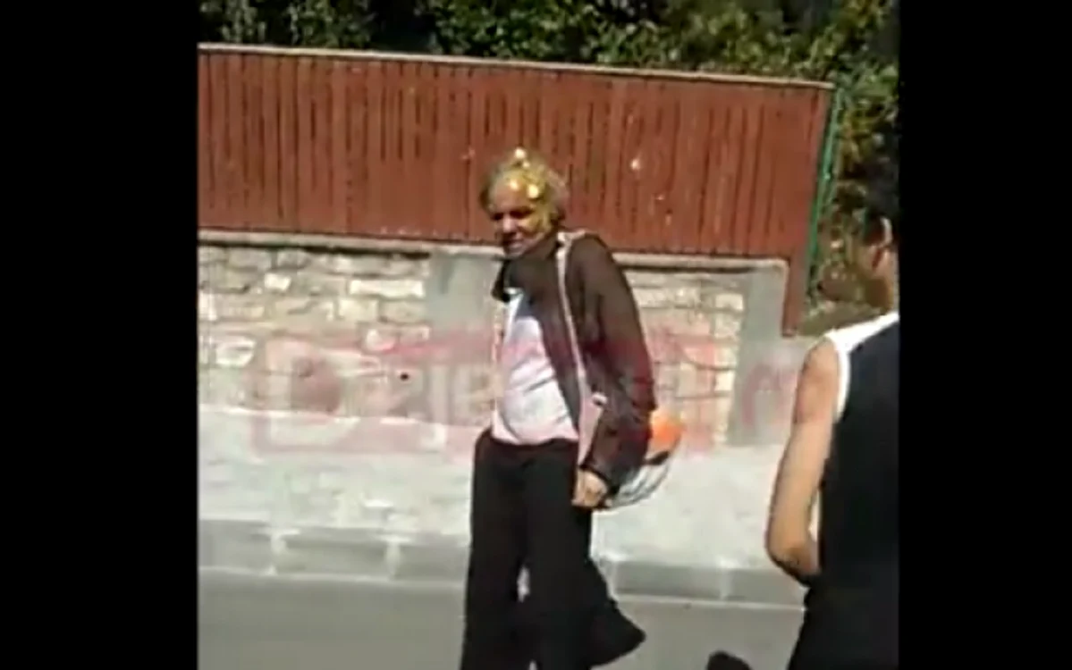 Bărbatul de 57 de ani, lovit cu ou pe stradă FOTO: captură video din filmul făcut de dejeanul.ro