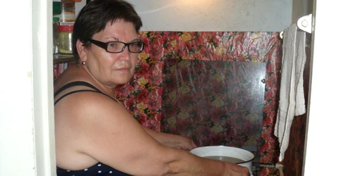 Păuna Leonte încălzeşte apă la aragaz să se spele. Foto Ştefan Borcea