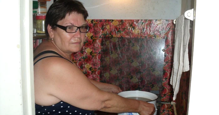 Păuna Leonte încălzeşte apă la aragaz să se spele. Foto Ştefan Borcea