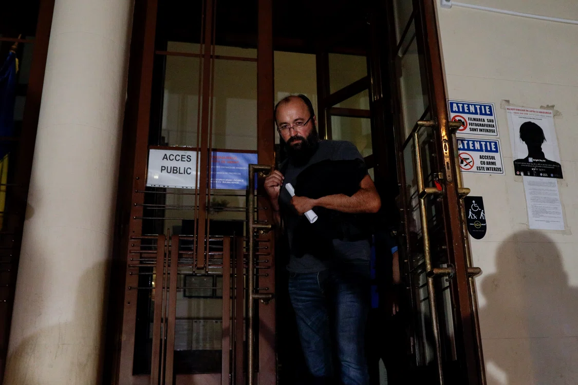Preotul a fost surprins de fotoreporteri ieșind noaptea de la audieri
