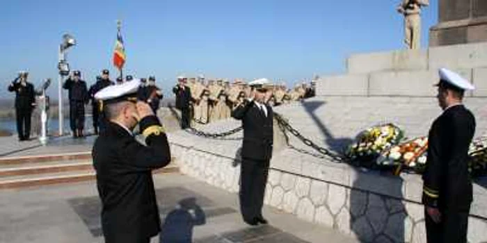 Depuneri de coroane la Monument