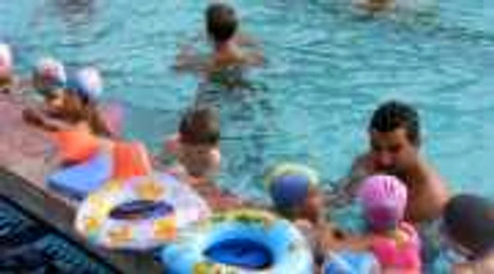 Bacău: S-a redeschis bazinul de înot