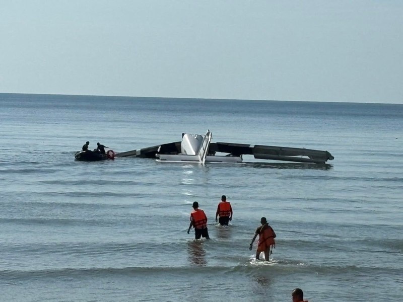 Imagini incredibile cu un avion care s-a prăbușit în mare, lângă un hotel de lux din Thailanda. Șase persoane au murit
