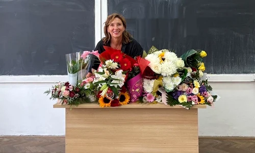 Carmen Iohannis in negru in prima zi de scoala (3) jpg