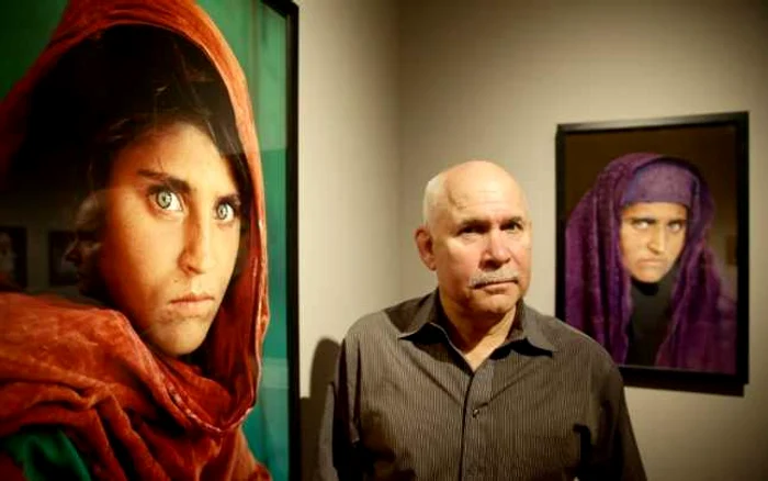 Steve McCurry, alături de celebra sa fotografie „Fata afgană“, la o expoziţie organizată la Hamburg, Germania, în anul 2013 Foto: AFP