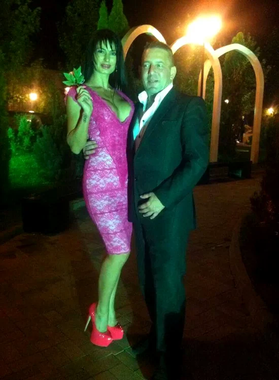 Ţinutele pe care Mărculescu şi Ela le vor purta astăzi sunt primite de la nişte prieteni şi aparţin magazinului G Rose Rouge