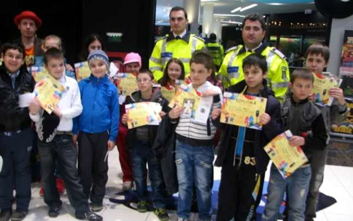 Copiii au primit diplome. FOTO: POLIŢIA BRĂILA