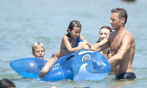 Francesco Totti, cu Christian şi Chantal, copiii săi, în Sabaudia  (Foto: Guliver/SplashNews) jpeg