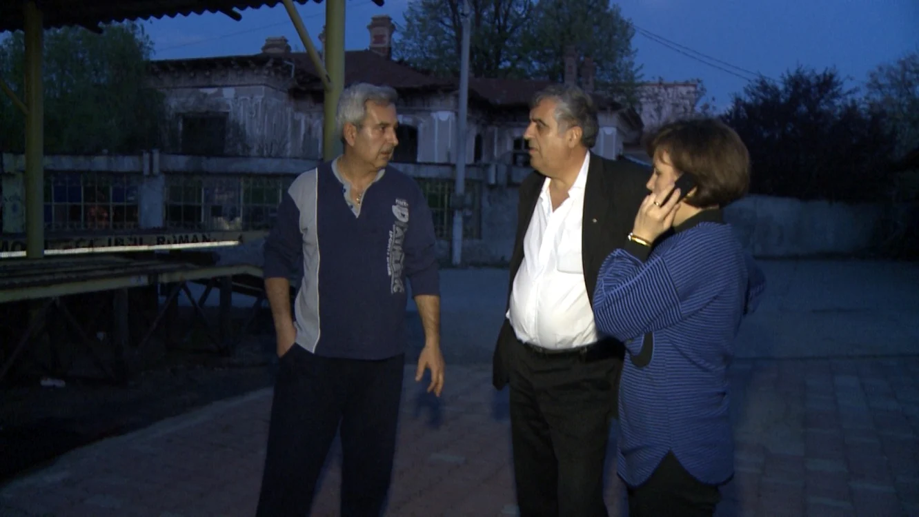 Din fericire însă, doar tomberonul respectiv şi uşa de la intrarea într-o anexă situată la subsolul clădirii au ars