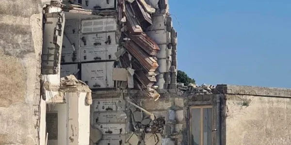  s-a prăbușit fatada unei clădiri a unui cimitir din Napoli  FOTO: La Repubblica