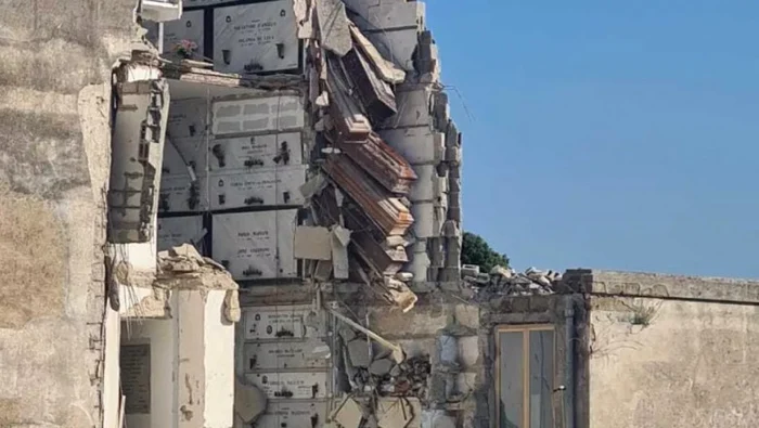  s-a prăbușit fatada unei clădiri a unui cimitir din Napoli  FOTO: La Repubblica