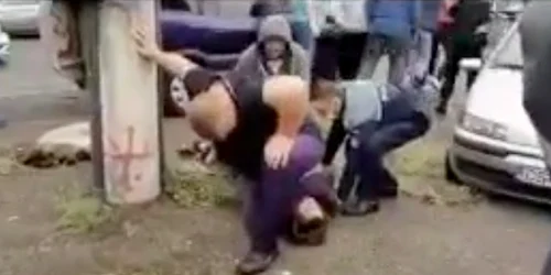 Arestare a la George Floyd cu genunchiul pe gît la Reşiţa Sursa Facebook Ştiri pe surse