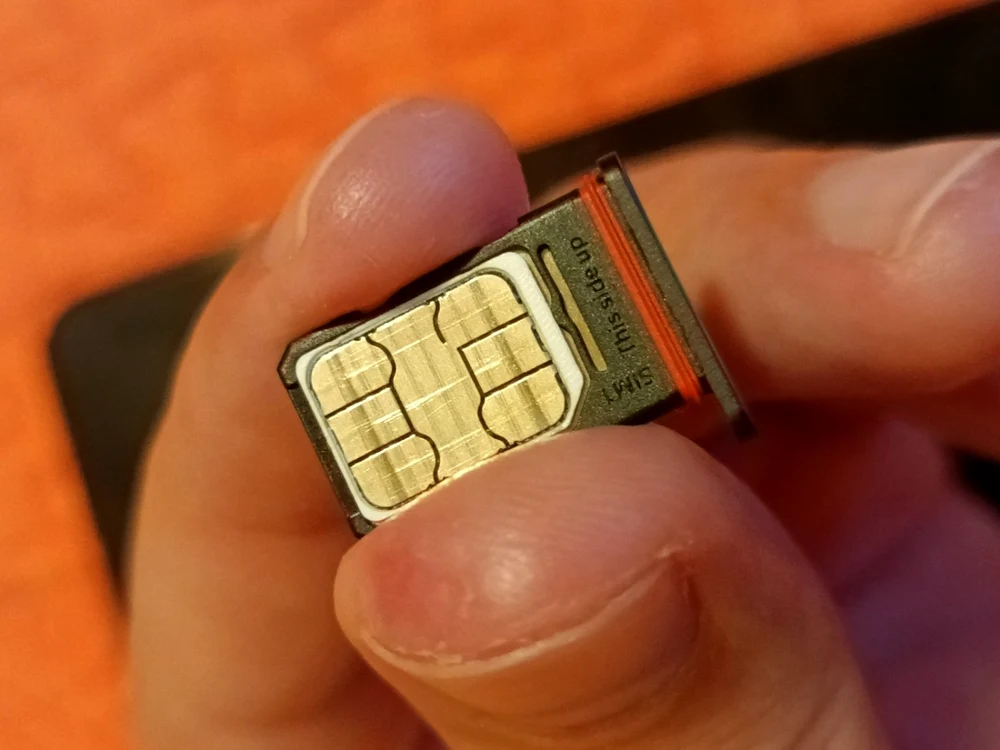 Poza cu Realme 8 5G cartela SIM smartphone macro