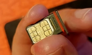 Poza cu Realme 8 5G cartela SIM smartphone macro