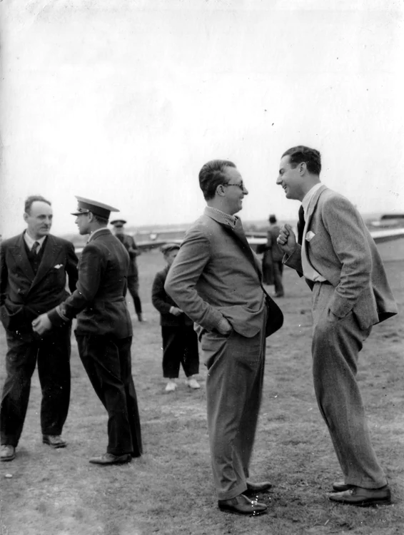 Foarte bine dispus,  atunci când este intervievat: Bâzu,  în dialog cu redactorul-şef al ziarului „Timpul”