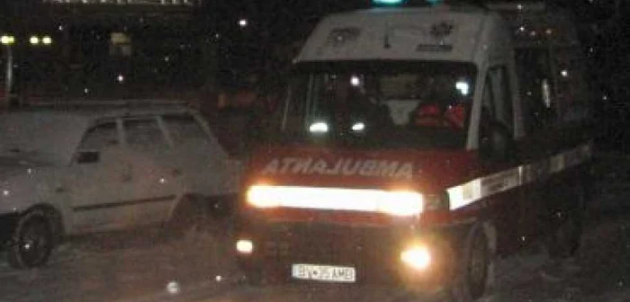 Cluj: Două ambulanţe au fost blocate în nămeţi