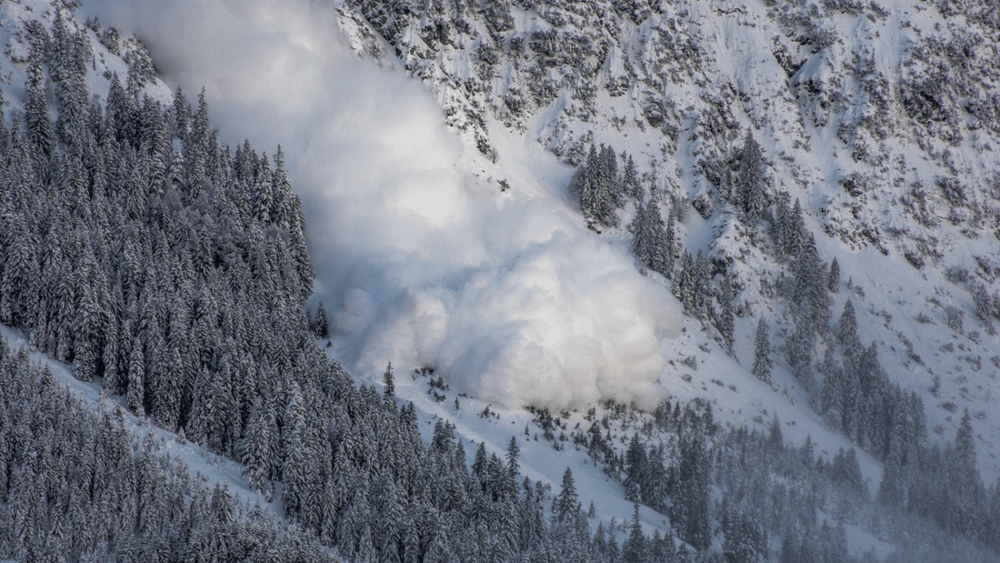 Zece schiori, salvaţi după ce o avalanşă a lovit o pârtie de schi în Austria