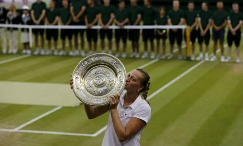 Petra Kvitova cu trofeul de la Wimbledon jpeg
