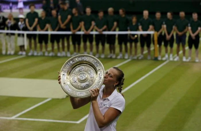 Petra Kvitova cu trofeul de la Wimbledon