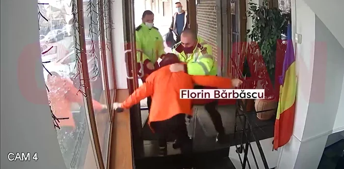 Tatăl vitreg al Cătălinei Ponor, în momentul în care a fost imobilizat de polițiști. Captură video