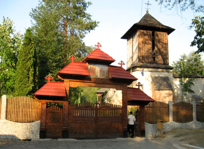 La mănăstirea Cotmeana se găseşte şi cel mai vechi clopot din Ţara Românească FOTO: crestinortodox.ro